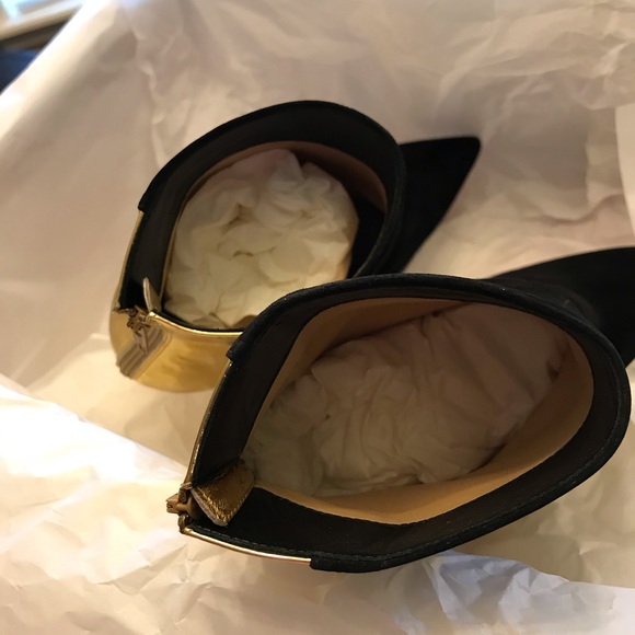 Delicate 100 suede and leather ankle boots. - Picture 10 of 10